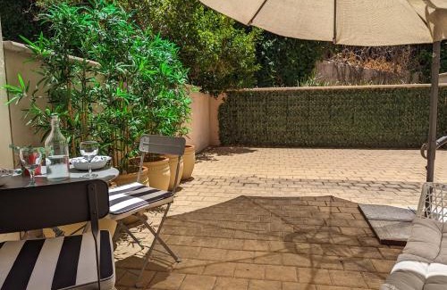 Perth Central Business District Apartment | Lovely city apartment with private courtyard, pool, free parking, gym