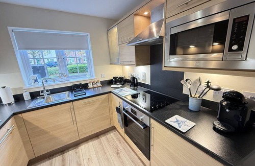 Filey Cottage | Lovely Coastal Cottage - Sleeping 4 in 2 bedrooms - Pool and Beach Access Included.
