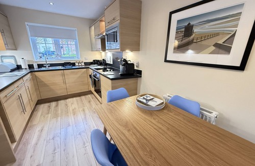 Filey Cottage | Lovely Coastal Cottage - Sleeping 4 in 2 bedrooms - Pool and Beach Access Included.