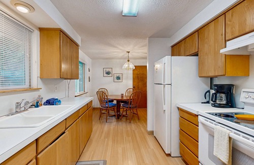Tolovana Park House | Lovely cottage near the beach with free WiFi, cable, and outdoor deck