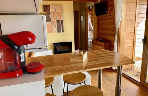 Carino Cabin | Lovely cottage with fenced off garden and stunning ocean views!