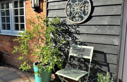Wokingham Cottage | Lovely Courtyard Studio in Wokingham.nClose to all major travel links.