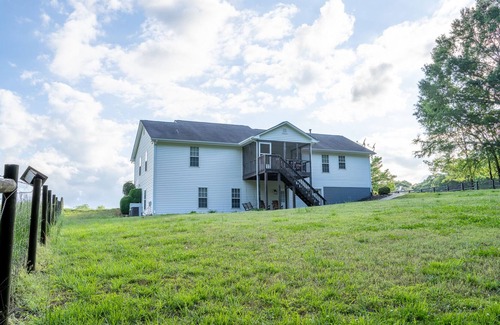 Hall County Other | Lovely Farmhouse Stay