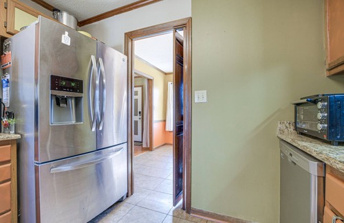 Fayetteville House | Lovely Fayetteville Home: Deck & Fireplace!