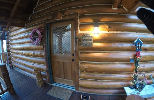 Suches Cabin | Lovely Genuine Log Cabin overlooking the Toccoa River nestled in the N GA Mtns