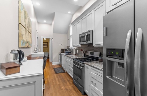 Wilmington Historic District Apartment | Lovely Historic 2 bedroom steps to Riverwalk -Fully stocked!