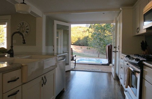 Sonoma House | Lovely Home & Cottage with Pool, Bocce and Game Room Near Sonoma Square
