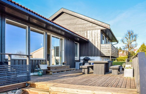 Karmoy House | Lovely home in Håvik with WiFi