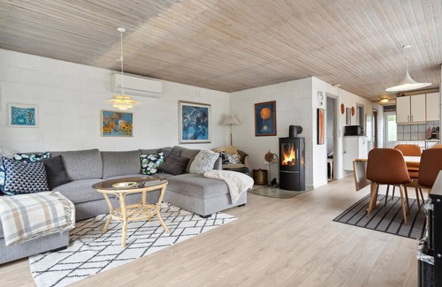 Juelsminde House | Lovely home in Juelsminde with kitchen