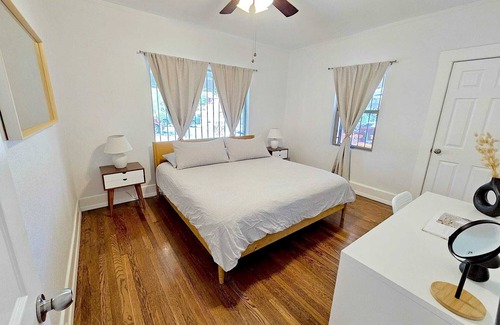 El Paso House | Lovely home in Manhattan Heights with game room, one block from Memorial Park.