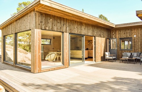 Risor House | Lovely home in Risør with kitchen
