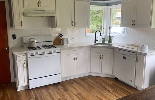 Sherwood - Tualatin South House | Lovely home in Tualatin with outdoor fireplace and pup friendly