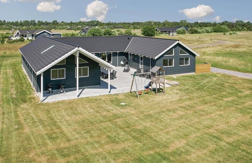Bøtø By House | Lovely home in Væggerløse with sauna