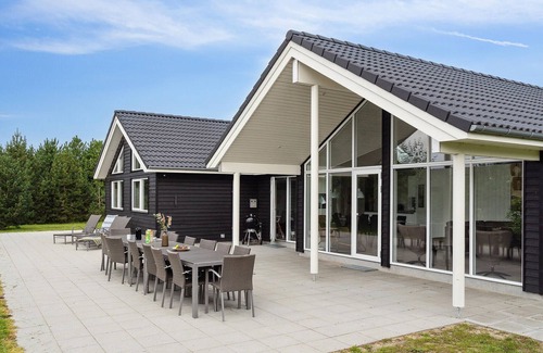 Bøtø By House | Lovely home in Væggerløse with sauna