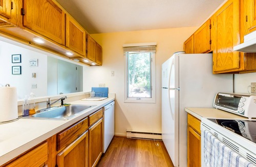 Brewster House | Lovely home w/free WiFi/spacious patio/spiral staircase - near shops/restaurants