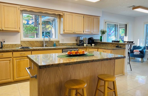 Hot Springs Village House | Lovely Lake Balboa house with a front-row-seat for the lake!