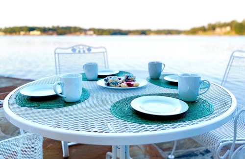 Hot Springs Village House | Lovely Lake Balboa house with a front-row-seat for the lake!