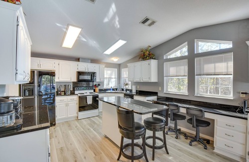Reed Creek House | Lovely Lake Hartwell Retreat with Dock & Grill!