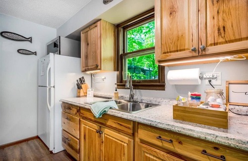 Almelund Cabin | Lovely Lake House + WIFI + Coffee + Kayaks + Views