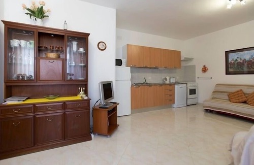 La Pietraia Apartment | Lovely, large apartment near Lido beach & old town with wifi and aircon
