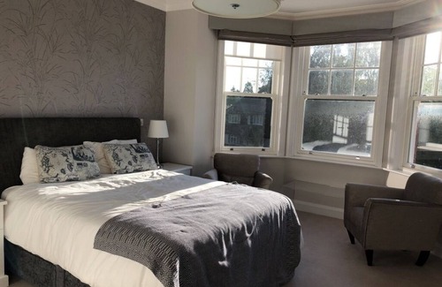 Weybridge House | Lovely large house with garden 30minutes from london