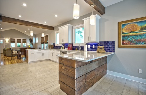 North Hi Mount House | Lovely Like New Home in Cultural District offering EV Charger close to Dickies!
