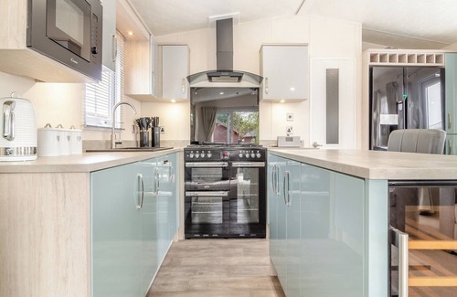 Saxmundham Cottage | Lovely lodge set on a beautiful site with woodlands and fishing lakes.