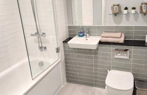 Luton Apartment | Lovely Luxury Apartment With Free Parking 801