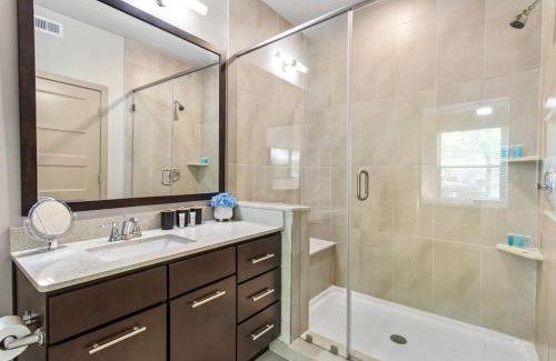Chestnut Apartment | Lovely Modern 1Br KingBed FreeParking Wi-Fi