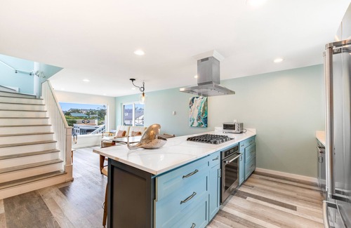 Newport Cottage | Lovely ocean-view cottage next to Nye Beach access - EV charger on-site