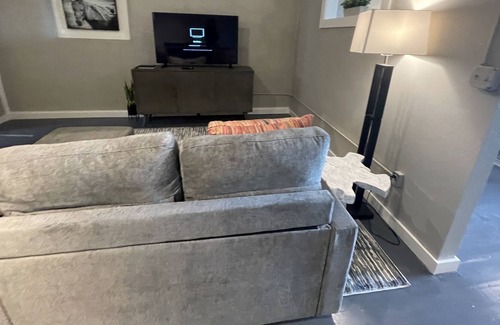 Hindsville Apartment | Lovely one bedroom loft with dedicated workspace