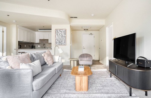 Evergreen Park Apartment | Lovely Palo Alto 2BR w/W/D & Pool, walk to Pinterest, by Blueground