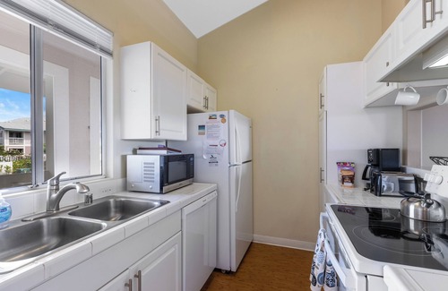 Kailua-Kona Condo | 🌴Lovely quiet location partial ocean views.This complex requires a 30 day minimum stay.🌴