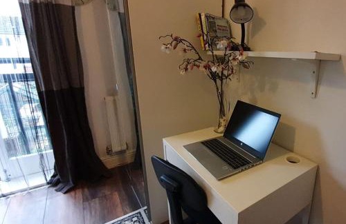 West Molesey House | Lovely Room with a view & Parking nr Hampton Court