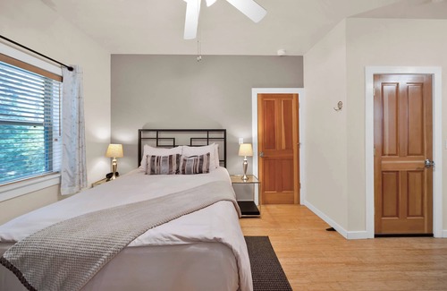 O'Brien Bed & Breakfast | Lovely Second Story Forest Stay!