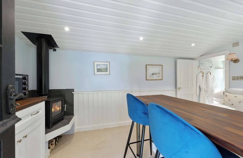 Wichling Cottage | Lovely shepherd’s hut with stunning views set in beautiful grounds/countryside.