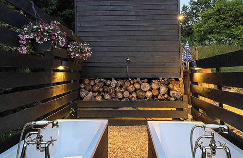 Wichling Cottage | Lovely shepherd’s hut with stunning views set in beautiful grounds/countryside.