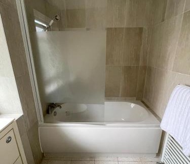 Abbey Wood House | Lovely spacious 3 bedroom house with sofa bed, 30 minutes from Central London