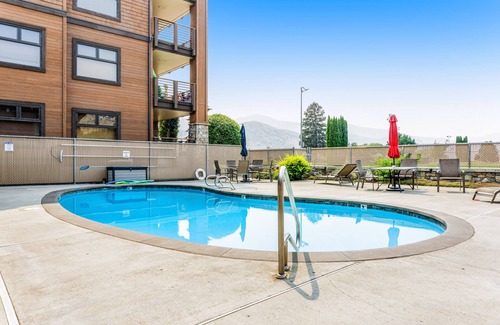 Chelan Apartment | Lovely Studio Steps From Lake Chelan w/Shared Pool, Free WiFi, Central AC, Patio