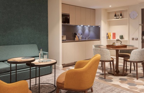 Heathrow Villages Apartment | Lovely Suite 5 Mins from Heathrow Airport | Business Centre On-Site + Free Wi-Fi