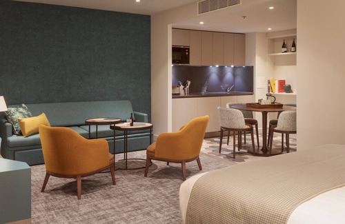 Heathrow Villages Apartment | Lovely Suite 5 Mins from Heathrow Airport | Business Centre On-Site + Free Wi-Fi