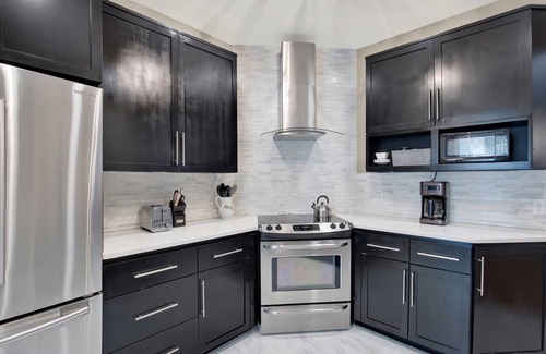 Metropolitan Apartment | Lovely Thomas Square Condo with Shared Porch