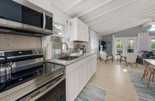 Colonial Beach House | Lovers' Lake View Oasis . Hot Tub, Wineries, Beach