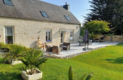 Saint-Marcouf House | Lovers' Weekend with Jacuzzi. In the heart of the Cotentin region in Manche.
