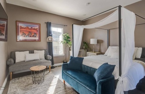 Crestwood Apartment | Loveshack near plaza district