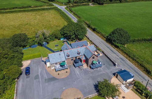 Kilgetty House | Loveston School Cottage, Holiday Home Loveston, Sleeps 5, 3 bedrooms, bathrooms