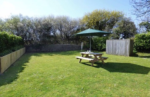 Kilgetty House | Loveston School Cottage, Holiday Home Loveston, Sleeps 5, 3 bedrooms, bathrooms