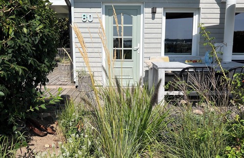 Fehmarn House | Lovingly furnished beach house, directly on the beach with fireplace and large garden