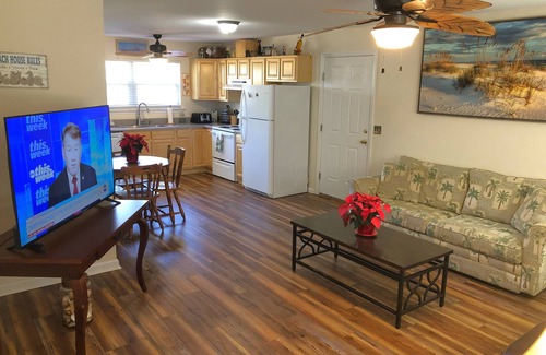 St. George Island Apartment | LOW INTRO RATE! Clean/adorable with lots of nice features! Next to beach path.