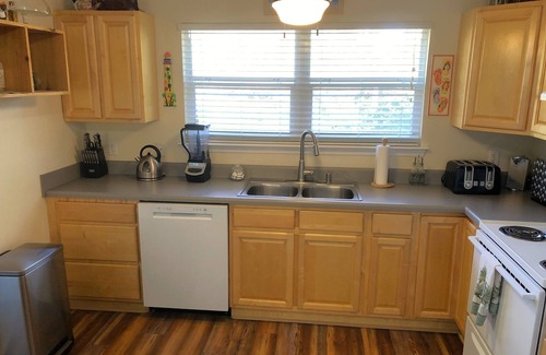 St. George Island Apartment | LOW INTRO RATE! Clean/adorable with lots of nice features! Next to beach path.
